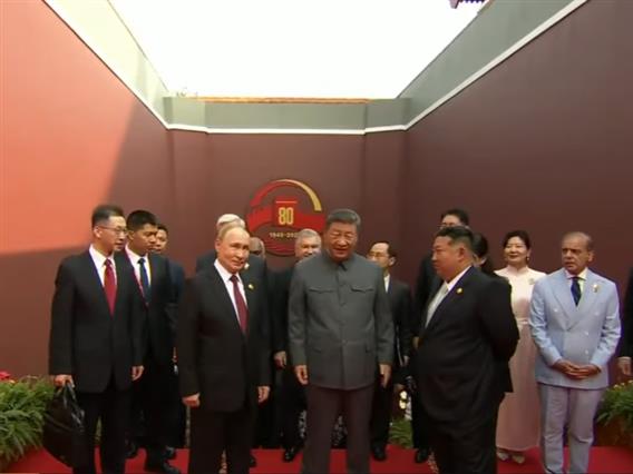 Мистериозни куфери на парадата покрај Путин: Во едниот е неговиот измет, а во другиот – копче од кое светот стравува