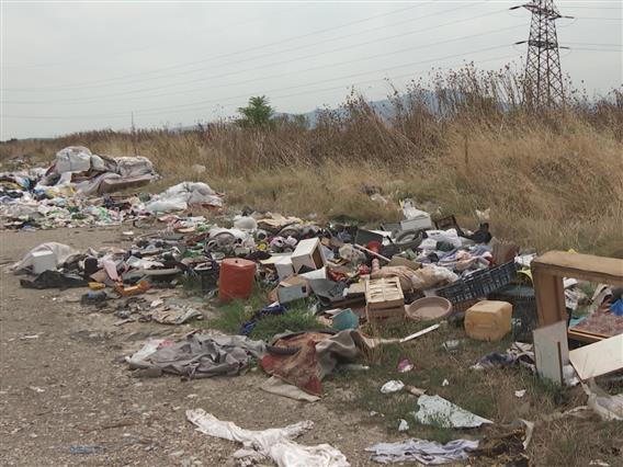 Седми ден гори дивата депонија „Вардариште“, иако пожарот е под контрола