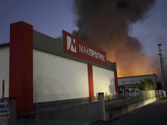 Хоспитализирани 13 повредени во пожарот во фабриката Макпрогрес во Виница, дел со изгореници, а дел затруени од чад
