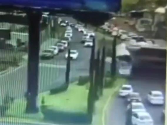 Видео: Најмалку 10 мртви во судар меѓу товарен воз и двокатен автобус во Мексико
