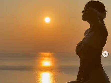 Фото: Најубавата спортска новинарка во црн фустан од тантела покажа скоро се?!