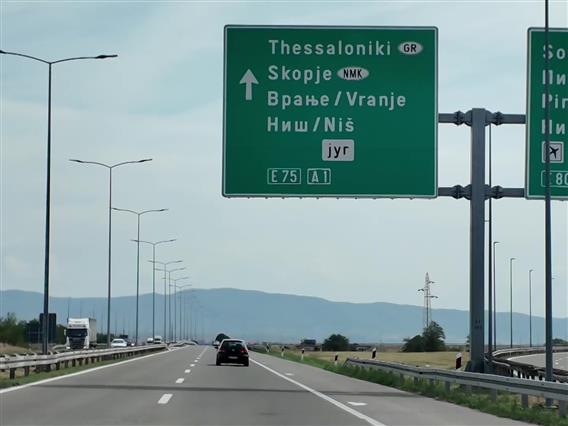 На патоказните табли во Србија, наместо кодовите „МК“ и „MKD“ се користи непостоечкиот код „NМК“