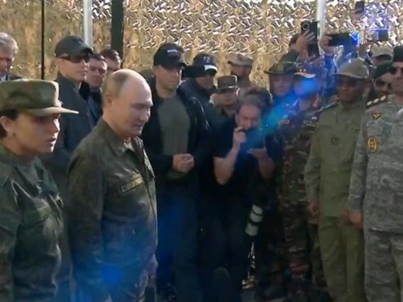 Путин во униформа ја надгледува големата воена вежба на границата со НАТО (ВИДЕО)