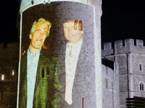 Активисти проектираа фотографии од Трамп со Џефри Епштајн на замокот Виндзор