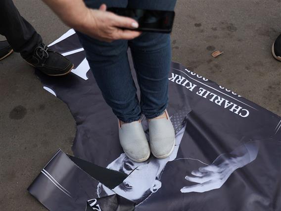 САД им ги укинува визите и се заканува со депортации на странците поради славење на убиството на Кирк 