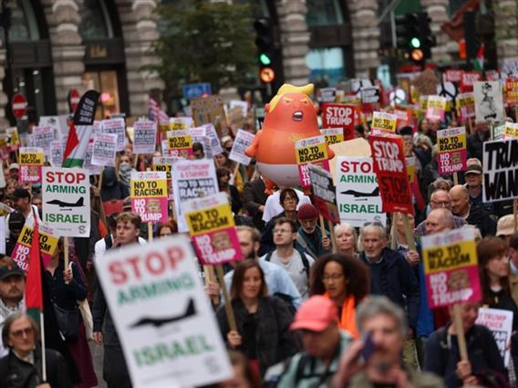 Илјадници Британци протестираа во Лондон против посетата на Трамп (ВИДЕО)