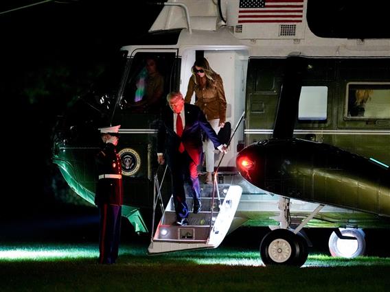 Поради дефект, принудно слета хеликоптерот со Доналд и Меланија Трамп 