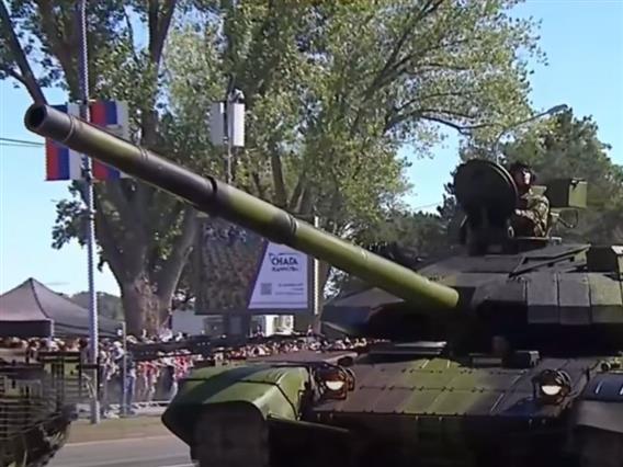Видео: Во Белград се одржува воена парада