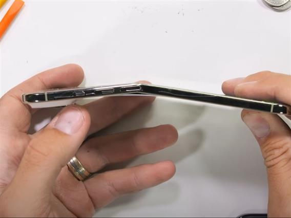 Видео: Тест за издржливост на „iPhone Air“