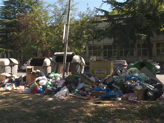 Скопје повторно„се дави“во смет – пренатрупани контејнери низ сите општини 