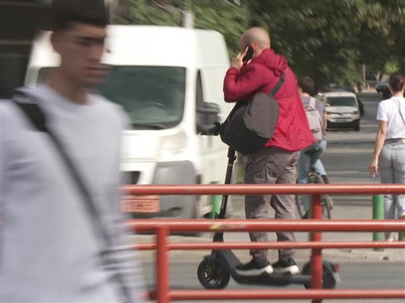 40 евра казна за пешаците на пешачки, 50 евра за возачите на велосипеди и тротинети ако користат телефон или слушалки