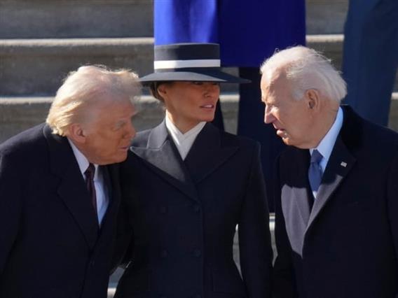 Трамп го смени портретот на Бајден во Белата куќа со слика на која има машина за потпишување (ФОТО)