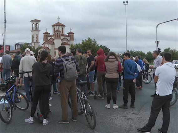 Протест на иницијативата „Стоп за Вардариште“  на мостот„Близнаци“ во  Аеродром