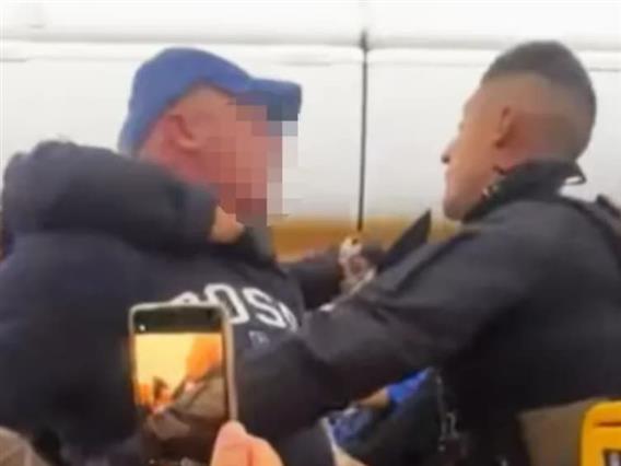 Хаос во авион: Патници се обиделе да ја отворат вратата, им се закануваат пет години затвор (ВИДЕО)