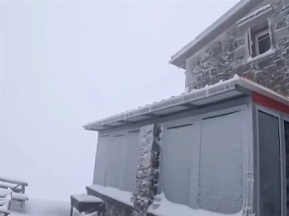 Снег ја завеа и Грција- до неодамна таму се капеа туристи, сега може да се скијаат (ВИДЕО)