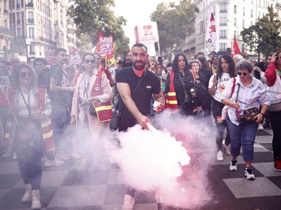 Десетици илјади излегоа на протести во Франција, бараат повисоки даноци за богатите