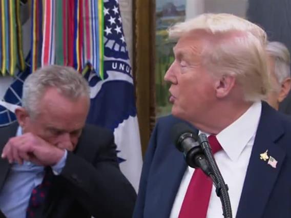 Трамп до Кенеди, кој кивна на прес конференција: Се надевам дека тукушто не се заразив со ковид (ВИДЕО)