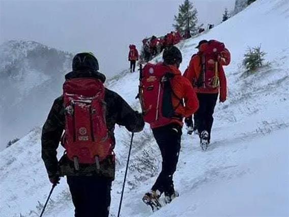 60 спасувачи планинари трагаат по затрупаните Хрвати на Алпите 