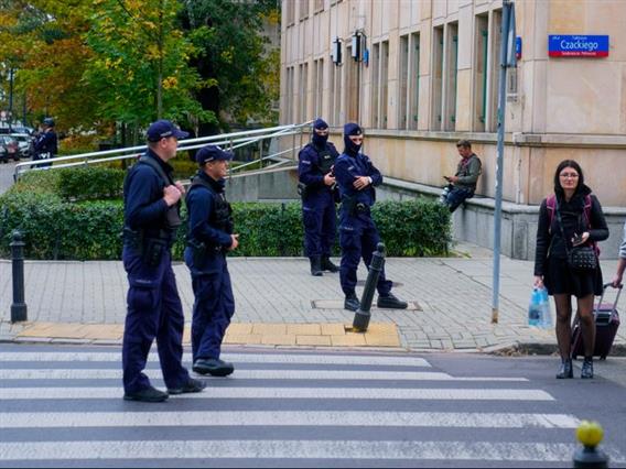 Драма во Полска: Маж трча по улица со секира, полицијата „го неутрализира“