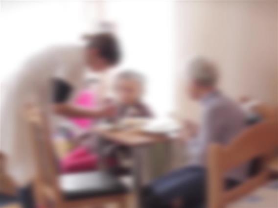 Роднини на згрижените во домовите за стари лица кои беа затворени сведочат за условите во кои тие живееле