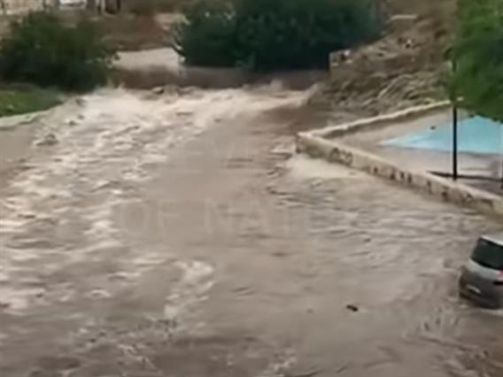 Видео: Обилни врнежи предизвикаа поплави во југоисточна Шпанија