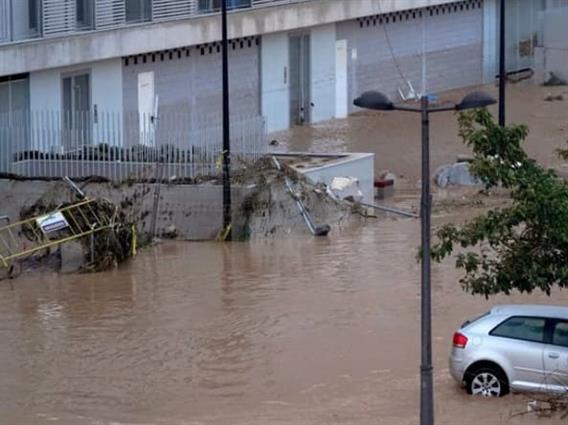 Страшно невреме ја зафати Шпанија: Водата зароби луѓе во автомобилите, пороите носат сѐ пред себе (ВИДЕО)