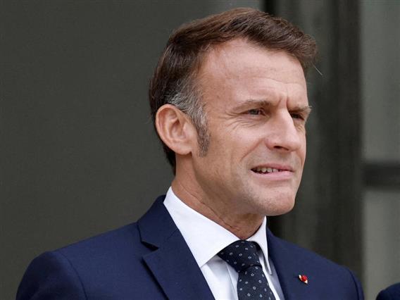 Лекорну ја суспендира контроверзната пензиска реформа на претседателот Макрон