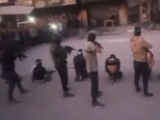 Ужас во Газа: Хамас масовно стрела „непожелни“ Палестинци, толпата скандира „Алах Акбар“ (Вознемирувачко видео)  