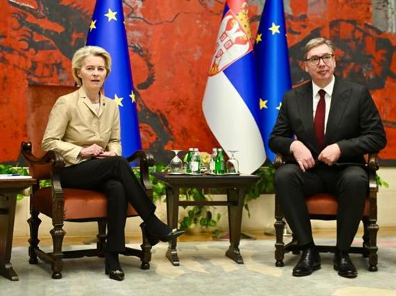 Српскиот претседател ја пречека Фон дер Лајен пред Палатата Србија