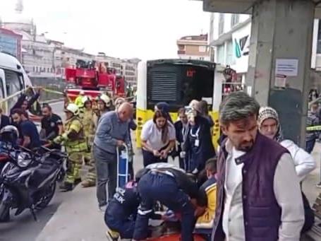 Ужас во Истанбул: Автобус влета меѓу луѓе на станица, има многу повредени (ВИДЕО)