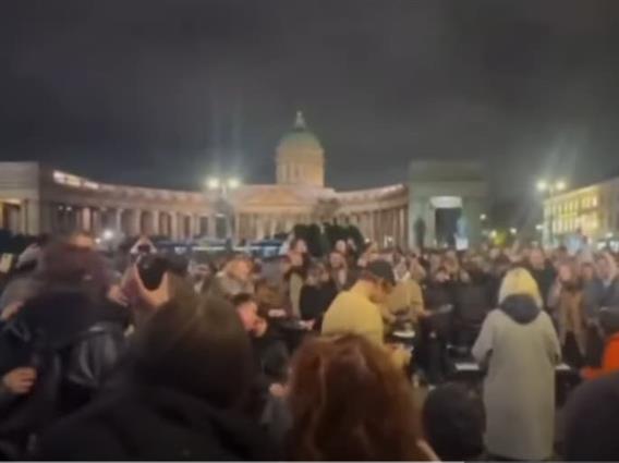 Стотици млади Руси во Санкт Петербург пеат забранета песна против Путин (ВИДЕО)