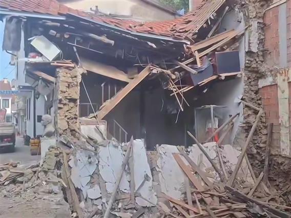 Урнат дел од кровот и ѕид од спомен куќата на Владо Малески во Струга, која е заштитено културно наследство