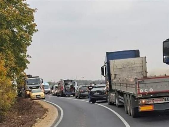 Автобус се преврте кај Сремска Митровица: Три лица загинаа, над 35 се тешко повредени (Видео)