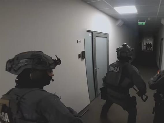 Акција во Латвија против мрежа за сајбер криминал : 7 уапсени, 50 милиони лажни профили (ВИДЕО)