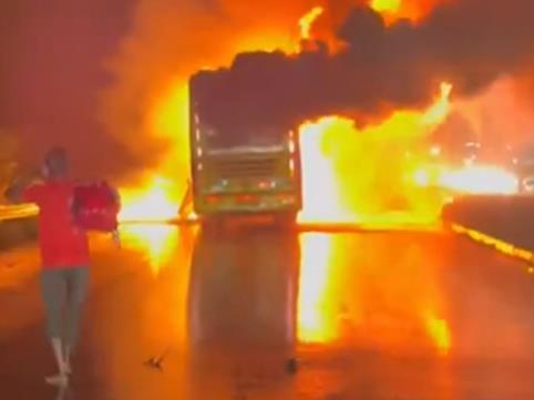 Видео: Најмалку 20 загинати во пожар во автобус во Индија