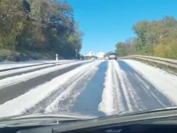 Силно невреме со град го зафати Јадранот- изгледа како да паднал снег (ВИДЕО)