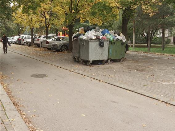 Состојбата со сметот во Скопје и денеска е слична – делови од градот и натаму се гушат во ѓубре