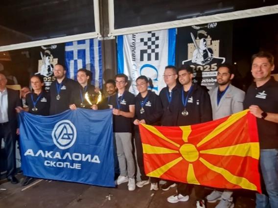 Шахистите на Алкалоид по третпат со вицешампионската титула на ЕКК