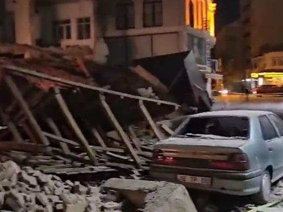 Силен земјотрес ја погоди Турција, луѓето во паника излегуваат на улиците (ВИДЕО)
