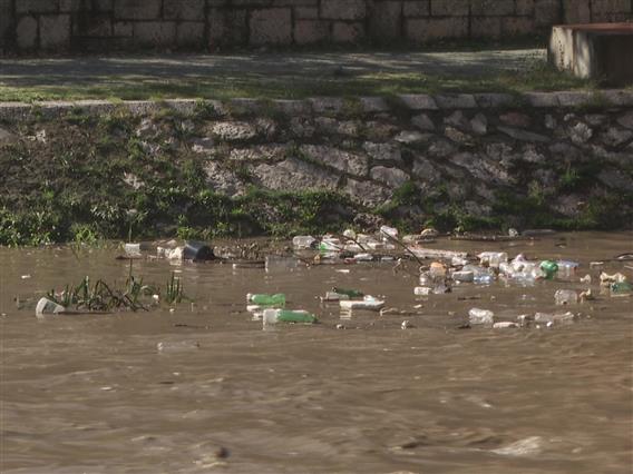 Вардар како пловечка депонија - сликата од тетовско го вклучи алармот, но дали ќе иницира институционален одговор?