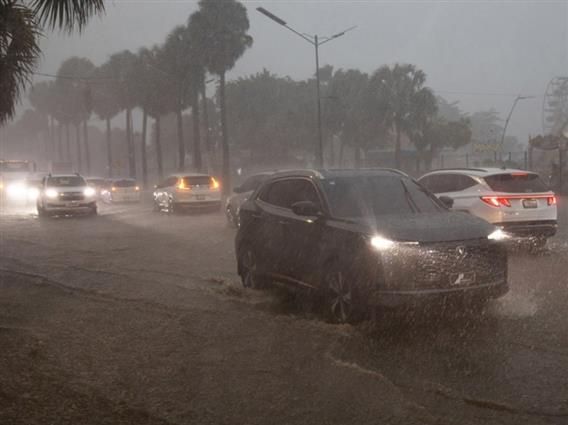 Фото: Ураганот Мелиса остави хаос во Јамајка и се упати кон Куба