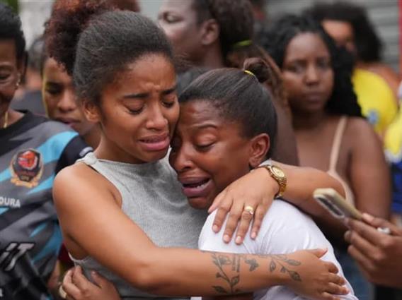 Бројот на убиени во полициската акција во Рио достигна 132, телата изложени на плоштадот (ВИДЕО)