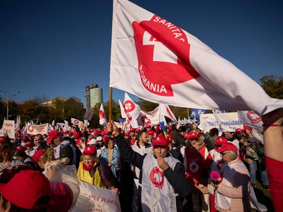 Илјадници на протест во Букурешт поради владините економски мерки (ВИДЕО)