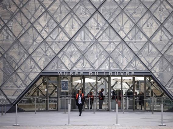 Уапсените за грабежот во Лувр делумно признаа вина, откриени се големи безбедносни пропусти (ФОТО)