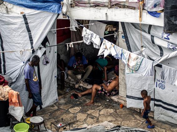 Најмалку 25 лица загинаа во поплавите предизвикани од ураганот Мелиса на Карибите