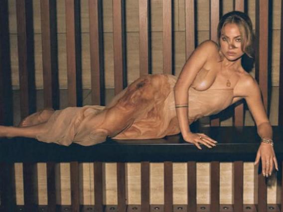 Фото: Убава актерка во центар на внимание: Ги покажа голите гради во фустан