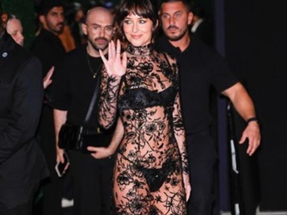 Фото: Актерка која обожува проѕирни секси фустани