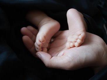 Девојче родено со само 300 грама одржано живо од германски лекари