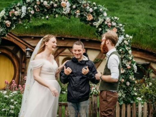 Видео: Сите беа изненадени, Елајџа Вуд „упадна“ на свадба инспирирана од „Господар на прстените“