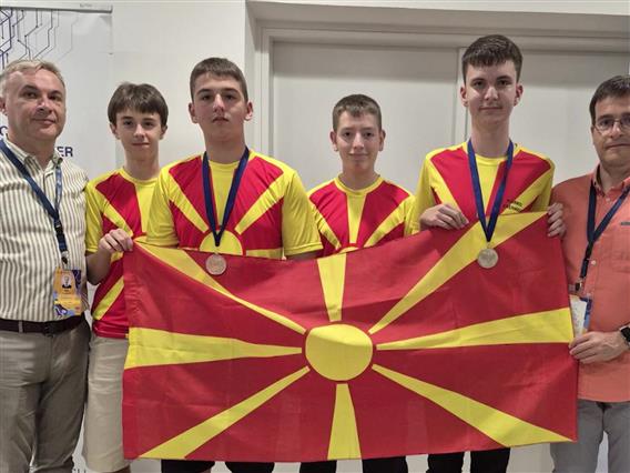 Македонските млади информатичари освоија сребрен и бронзен медал на јуниорската Балканска олимпијада